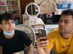 raffi-ahmad-cek-handphone-dimas-ramadhan.jpg