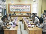 rapat-bersama-antara-satpol-pp-dan-polisi-yang-membahas-premanisme-di-aula-mapolresta-palangkaraya.jpg