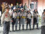ratusan-anggota-tni-dan-polri-berjaga-jaga-di-sekitar-gedung-kpu-kapuas_20180212_190625.jpg