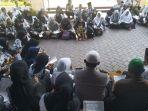 ratusan-guru-tidak-tetap-gtt-saat-menggelar-istighosah-di-halaman-dprd-jember.jpg