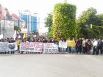 ratusan-mahasiswa-dan-pelajar-demo-di-perempatan-jalan-lambung-mangkurat_20180116_110458.jpg