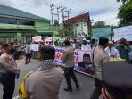ratusan-massa-menggelar-aksi-unjuk-rasa-di-depa-kanwil-kemenag-kalsel.jpg