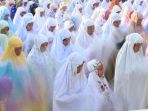 ratusan-penganut-islam-aboge-melaksanakan-sholat-idul-fitri_20170627_113748.jpg