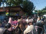 ratusan-warga-berkerumun-di-halaman-kantor-kelurahan-pelambuan.jpg