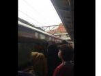rekaman-video-ketika-kereta-api-melintasi-stasiun-yang-padat-calon-penumpang.jpg
