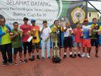 rektor-universitas-lambung-mangkurat-ulm-profesor-sutarto-hadi-belakang-piala.jpg