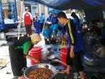 relawan-tagana-hst-di-dapur-umum-korban-banjir_20161123_135803.jpg
