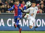renato-steffen-dan-marcos-rojo-berebut-bola-saat-basel-menjamu-manchester-united_20171129_080119.jpg