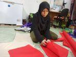 reni-pun-turut-membikin-alat-pelindung-diri-apd-untuk-keperluan-tenaga-medis.jpg