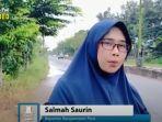 reporter-banjarmasinpostcoid-salmah-saurin-di-lokasi-pekerja-memasang-rambu-lalu-lintas.jpg