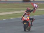repsol-honda-marc-marquez-saat-berselebrasi-usai-menang-motogp-san-marino_20170913_071031.jpg