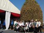 ribuan-buah-nanas-ini-dibentuk-menyerupai-rumah-kartun-spongebo_20181018_084939.jpg