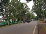 rindang-inilah-salah-satu-ruas-jalan-utama-di-kota-pelaihari-y.jpg