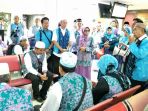 rombongan-jemaah-haji-plus-kaltrabu-bersiap-berangkat-ke-tanah-suci-makkah_20170817_144338.jpg