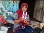rose-water-acil-ana-memperlihatkan-rose-water-bikinanya-yang-telah-dikemas.jpg
