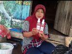 rose-water-ana-memperlihatkan-rose-water-yang-diproduksi-kelompok.jpg