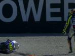 rossi-terjatuh-pada-kualifikasi-gp-valencia-2015_20151107_223610.jpg