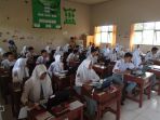 ruang-unbk-yang-keseluruhan-berisi-30-laptop-yang-dipinjam-dari-siswa-di-sman-1-gambut_20170411_153214.jpg