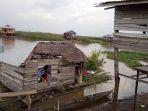 rumah-lanting-taufik-di-sungai-kecamatan-labuan-amas-utara-kabupaten-hst.jpg