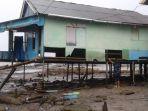 rumah-nelayan-ken-terjang-gelombang-laut-di-muarakintap-kabupaten-tala-senin-0622021.jpg