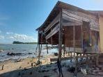 rumah-warga-di-lingkungan-RT-11-Muarakintap-rusak-kena-abrasi.jpg