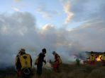saat-memadamkan-api-di-kawasan-bukit-terkadang-terkendala-de.jpg