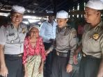 sahrijah-gembira-didatangi-kapolsek-mataraman-akp-rissan-s_20170612_193024.jpg