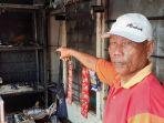 saksi-m-idrus-40-sedang-menunjukkan-bagian-yang-terbakar-dari-toko-misran.jpg