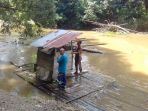 salah-satu-jamban-di-desa-panggung-dirobohkan_20180813_142314.jpg