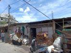 salah-satu-rumah-warga-darsih-57-yang-dekat-dengan-tembok-sadf.jpg