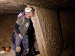salah-seorang-penjelajah-mencoba-merasakan-dinding-gua-malham.jpg