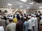 salat-gerhana-bulan-di-kota-rantau-hampir-seperti-malam-perdana-salat-tarawih-ramadan_20180131_220943.jpg