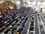 salat-jumat-berjamaah-di-masjid-pusdai-jabar-jalan-diponegoro-kota-bandung.jpg