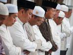 salat-subuh-berjamaah-di-pendopo-kabupaten-sebelum-pemberangka.jpg