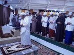 salat-subuh-berjamaah-di-pendopo-kabupaten-yang-dipimpin-imam-kh-mochyar-dahri.jpg