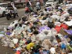 sampah-dari-TPS-liat-di-jalan-Veteran-Banjarmasin-dekat-Pasar-Kuripan-meluber-ke-jalan2.jpg
