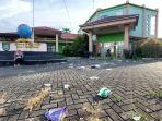 sampah-rumah-tangga-berserakan-di-halaman-eks-kantor-dinas-perpustakaan-kabupaten-balangan.jpg