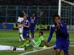 samsul-arif-striker-arema-cronus-merayakan-gol_20151213_215301.jpg