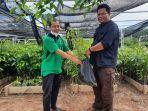 samsul-arifin-warga-desa-teluk-masjid-batumandi-terima-pohon-sengon-dari-kph-balangan-kalsel.jpg