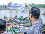 sandiaga-uno-menyerah-beradu-pantun-dengan-acil-pasar-terapung-sungai-martapura-banjarmasin.jpg