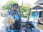 sarmuji-51-penjual-kerupul-asal-landasan-ulin-banjarbaru-kalimantan-selatan-selasa-552020.jpg