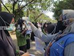 satgas-bidang-kesehatan-gugus-tugas-covid-19-kabupaten-tapin-mengecek-suhu-tubuh-santri-putri.jpg