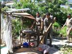 satpol-pp-melakukan-pembongkaran-terhadap-pondok_20160518_120759.jpg