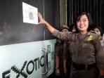 satpol-pp-wanita-diturunkan-untuk-menutup-diskotek-exotic-pada-kamis-1942018rima-wahyuningrum_20180419_115510.jpg