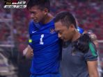 satria-tama-menangis-kala-harus-dipapah-keluar-lapangan-meninggalkan-perjuangan-skuat-garuda-muda_20170823_134622.jpg