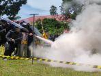 satu-tim-peserta-lomba-uji-ketangkasan-petugas-pemasyarakatan-berupaya-memadamkan-api.jpg