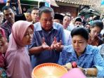 sby-dan-ani-yudhoyono-berbincang-dengan-pengrajin-kerupuk-rambak_20180412_235146.jpg