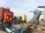 sebuah-crane-ambruk-dan-menutup-badan-jalan-tol-jakarta-cikampek_20171116_125305.jpg