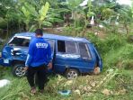 sebuah-mobil-masuk-ke-dalam-parit-berair_20171027_221419.jpg