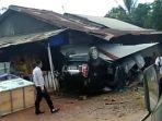 sebuah-mobil-terbalik-di-warung-warga-di-desa-lianganggang.jpg